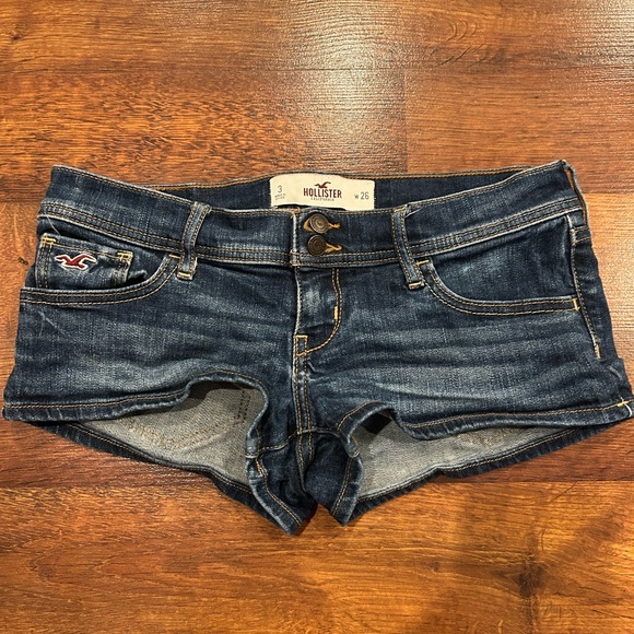 Hollister Y2K Low Rise Jean Shorts Size 3 / 26 Dark Wash 2” Inseam - Picture 1 of 6